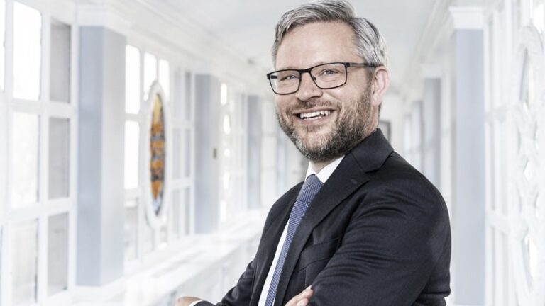 Las Olsen er Økonomichef i danske Bank. han taler om økonomisk afmatning i 2024.